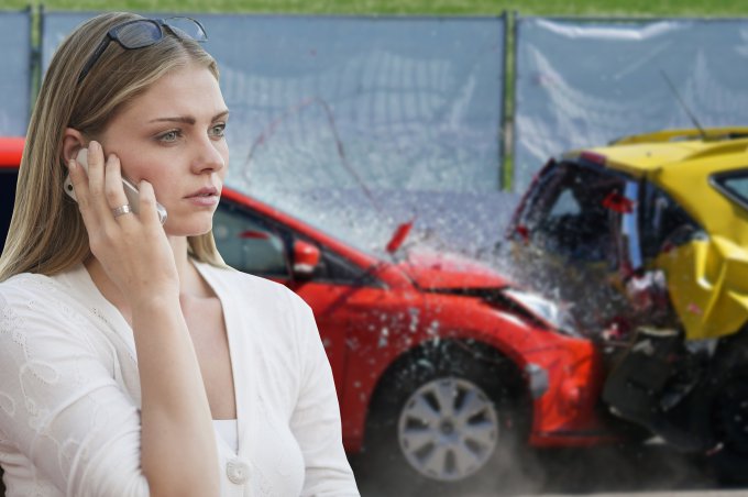 kobieta dzwoniąca przez telefon na tle wypadku samochodowego